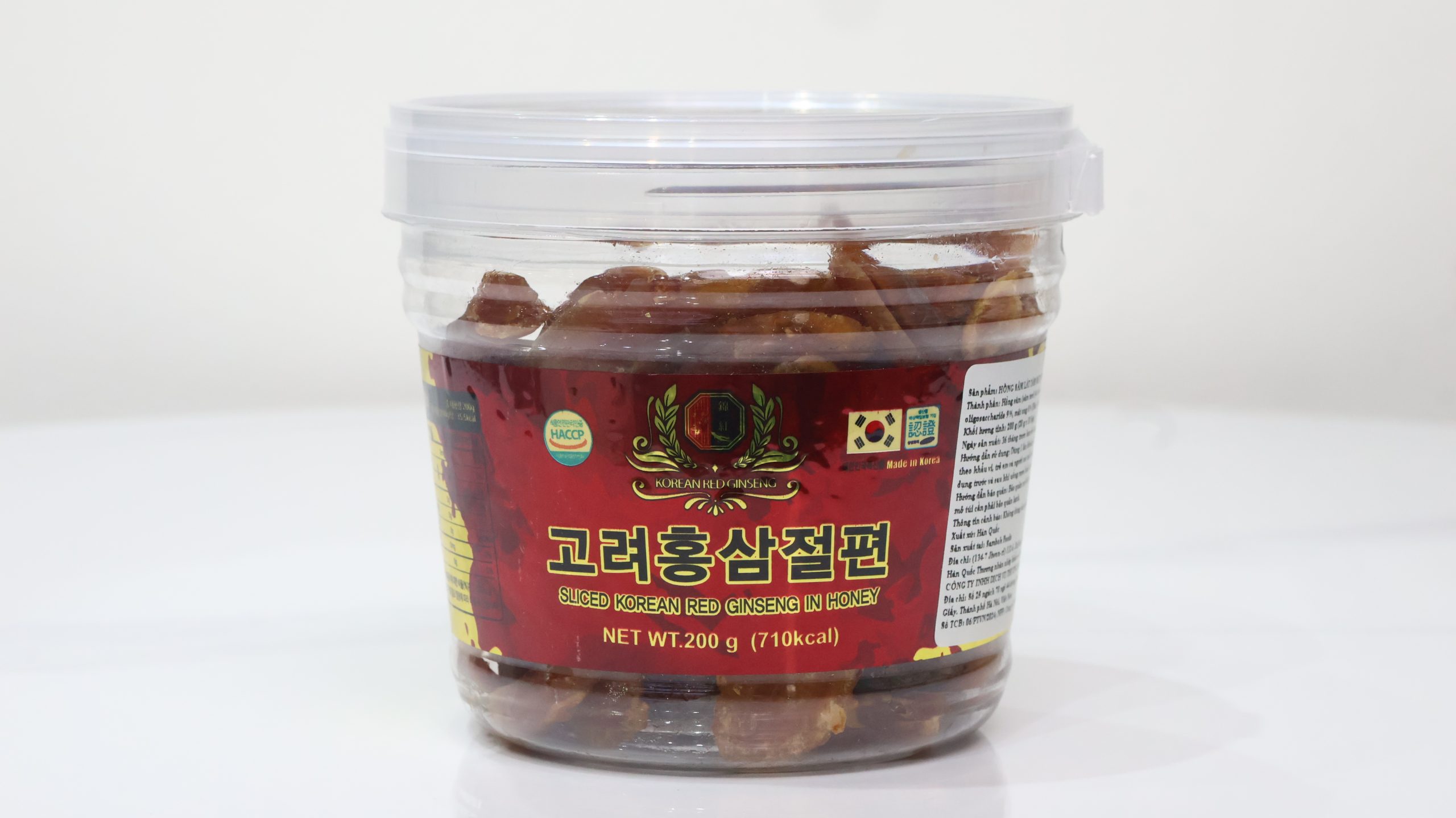 Sản phẩm là sự kết hợp hoàn hảo giữa hồng sâm 6 năm tuổi thượng hạng từ Hàn Quốc và mật ong rừng nguyên chất. Những lát sâm được chế biến sẵn, mang lại hương vị vừa đắng nhẹ đặc trưng vừa ngọt thanh, là giải pháp bồi bổ sức khỏe tiện lợi cho cuộc sống hiện đại.