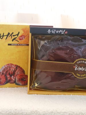 Nấm Linh Chi Đỏ Yuhak là sản phẩm thảo dược cao cấp có nguồn gốc 100% từ Hàn Quốc, nổi tiếng với khả năng bồi bổ sức khỏe và tăng cường hệ miễn dịch. Sản phẩm được tuyển chọn từ những tai nấm chất lượng nhất, đóng gói sang trọng, thường được dùng làm quà biếu ý nghĩa trong các dịp lễ, Tết.