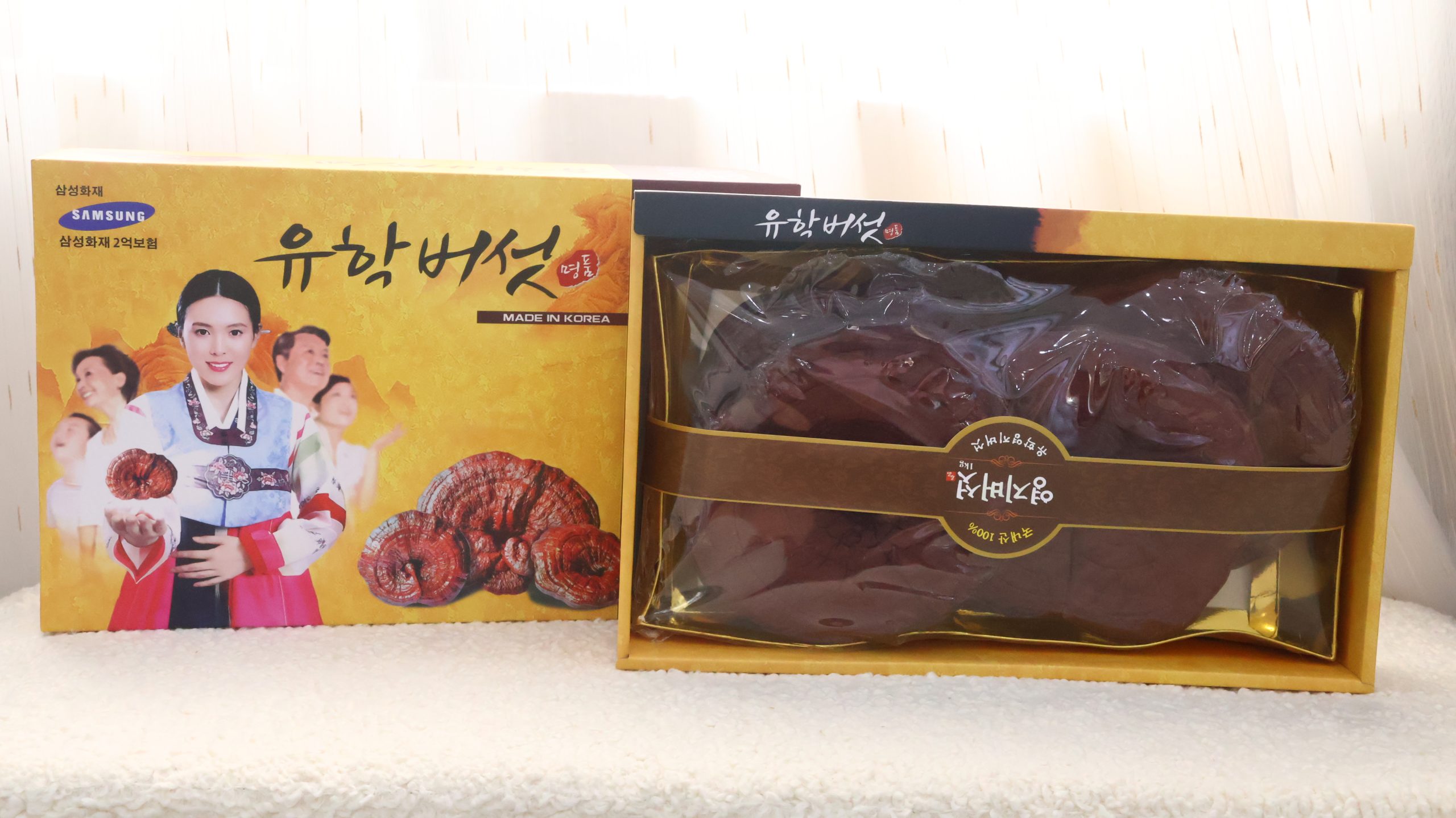 Nấm Linh Chi Đỏ Yuhak là sản phẩm thảo dược cao cấp có nguồn gốc 100% từ Hàn Quốc, nổi tiếng với khả năng bồi bổ sức khỏe và tăng cường hệ miễn dịch. Sản phẩm được tuyển chọn từ những tai nấm chất lượng nhất, đóng gói sang trọng, thường được dùng làm quà biếu ý nghĩa trong các dịp lễ, Tết.