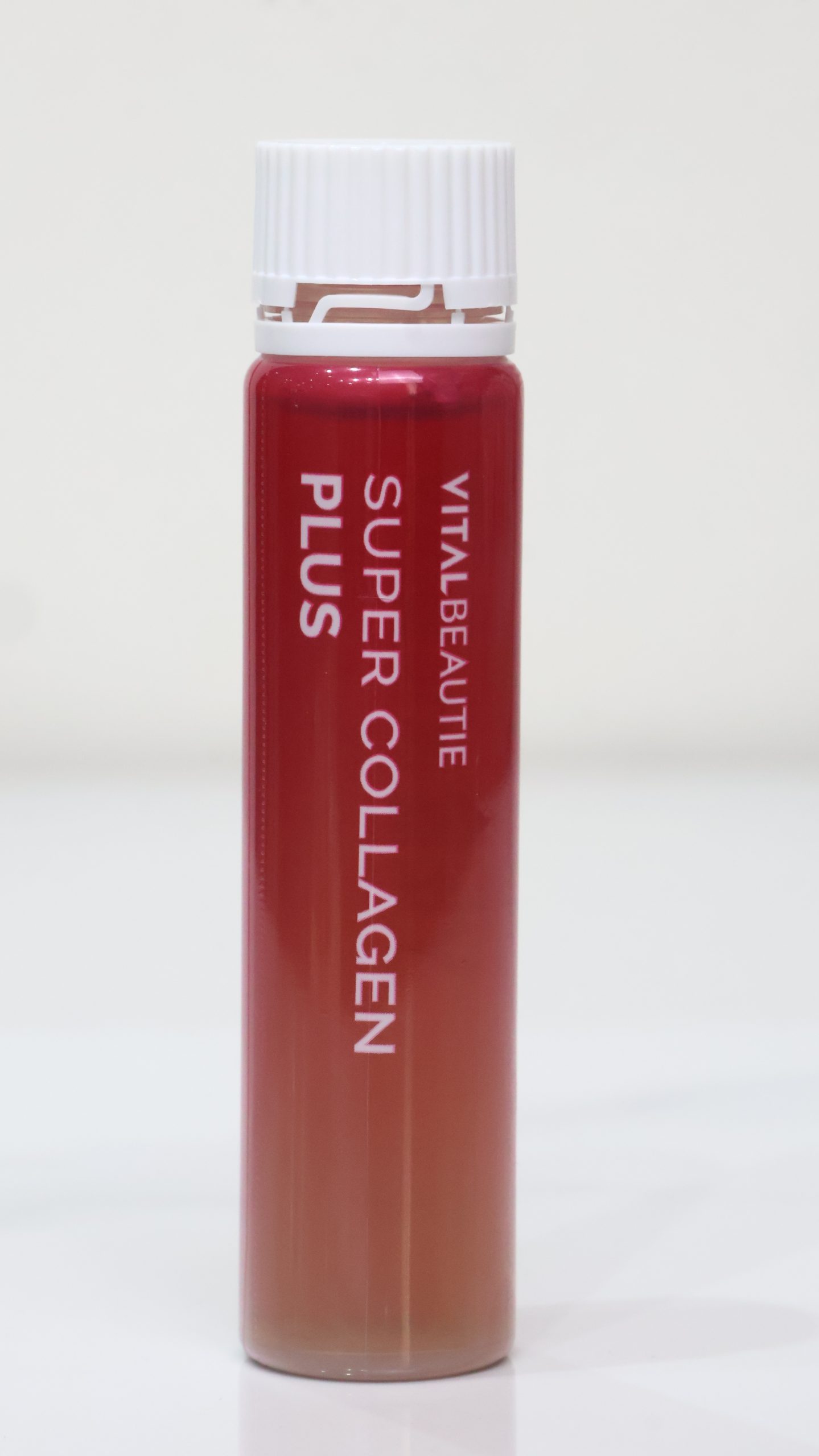 Vitalbeautie Super Collagen Plus là thực phẩm chức năng dạng nước uống cao cấp đến từ tập đoàn Amorepacific (Hàn Quốc), giúp bổ sung lượng collagen thiếu hụt cho cơ thể. Sản phẩm được thiết kế để cải thiện độ đàn hồi, cấp ẩm sâu và mang lại làn da căng mịn, tươi trẻ từ bên trong.