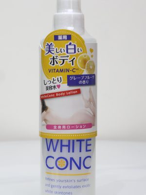 White Conc Body Lotion là sản phẩm dưỡng thể dạng xịt phun sương cao cấp từ Nhật Bản, chuyên dùng để làm sáng và cải thiện tông màu da. Với hàm lượng Vitamin C dồi dào, sản phẩm giúp cấp ẩm tức thì, nuôi dưỡng làn da mịn màng và ngăn ngừa sự hình thành sắc tố melanin gây sạm da.