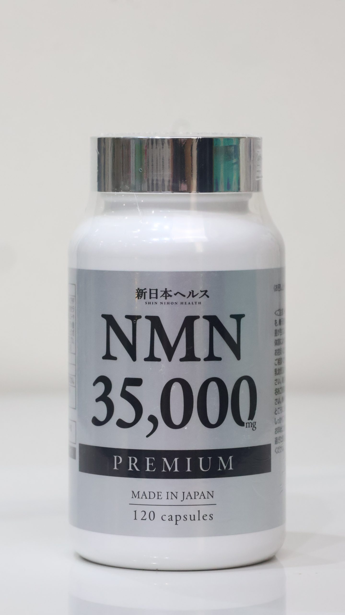 Shin Nihon Health NMN 35,000mg Premium là thực phẩm chức năng cao cấp từ Nhật Bản, chuyên hỗ trợ trẻ hóa tế bào và tăng cường sức khỏe tổng thể. Sản phẩm cung cấp hàm lượng NMN tinh khiết vượt trội, giúp đẩy lùi các dấu hiệu lão hóa và phục hồi năng lượng từ bên trong cơ thể.