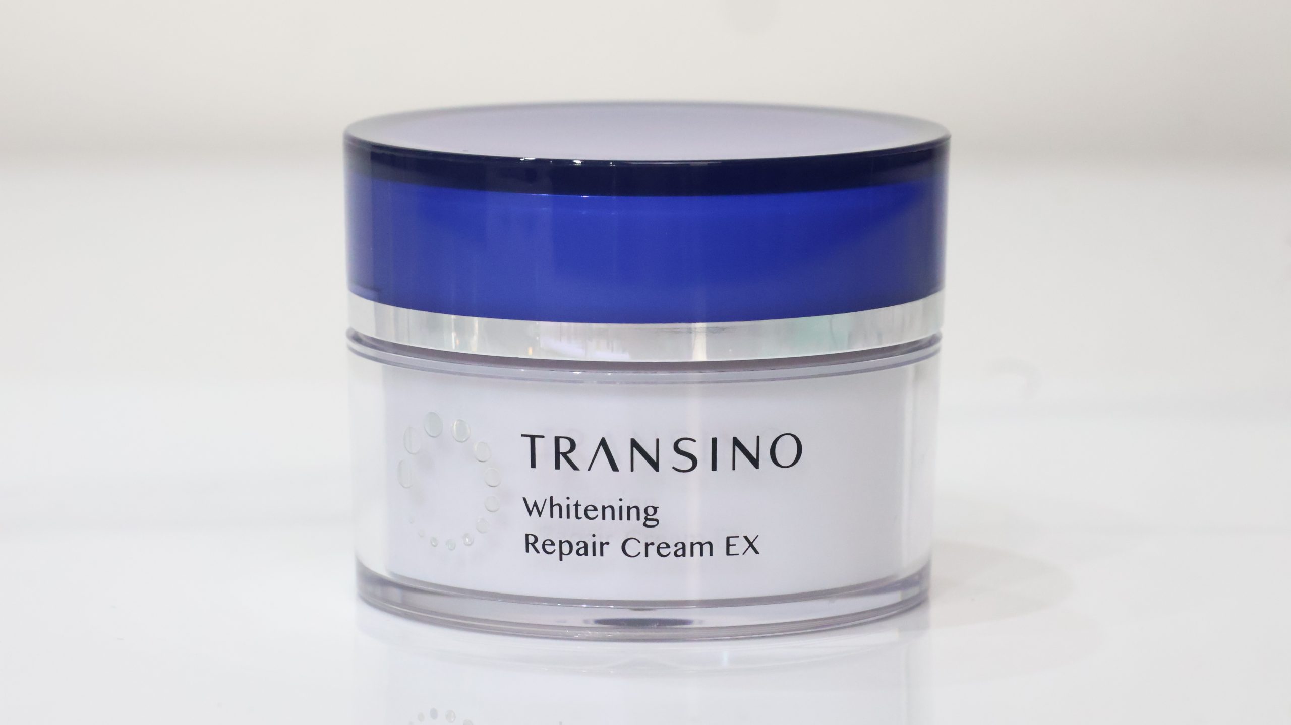 Transino Whitening Repair Cream EX là dòng kem dưỡng chuyên biệt ban đêm cao cấp từ Nhật Bản, tập trung vào việc phục hồi và làm trắng da. Sản phẩm giúp ức chế sự hình thành sắc tố melanin, đồng thời nuôi dưỡng làn da khỏe mạnh, mịn màng trong suốt giấc ngủ.