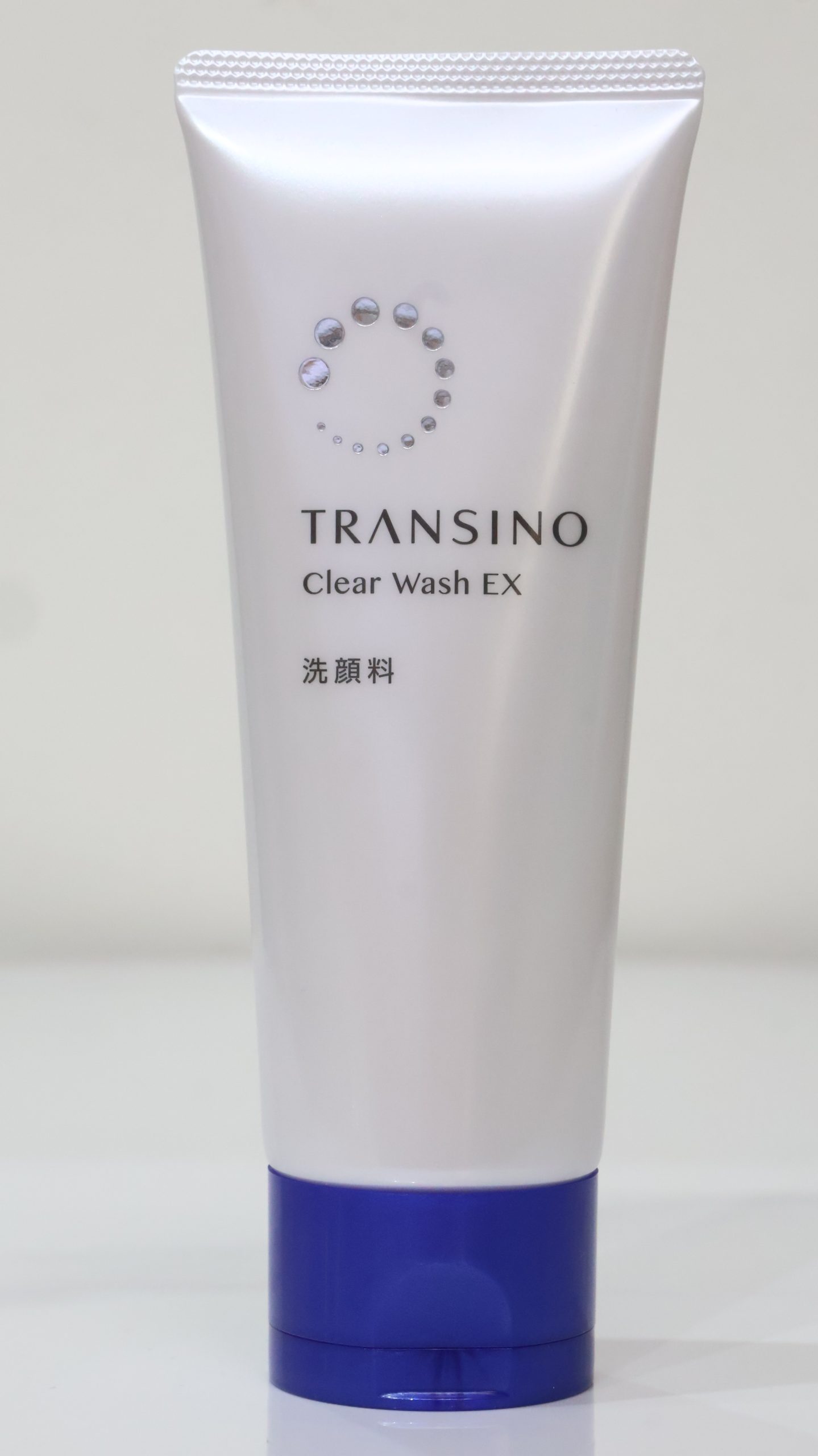Sữa rửa mặt Transino Clear Wash EX là dòng sản phẩm làm sạch cao cấp nằm trong bộ sản phẩm đặc trị nám, tàn nhang nổi tiếng của thương hiệu Transino Nhật Bản. Sản phẩm không chỉ giúp loại bỏ bụi bẩn sâu mà còn hỗ trợ nuôi dưỡng làn da trắng sáng, mờ thâm nám ngay từ bước làm sạch đầu tiên.