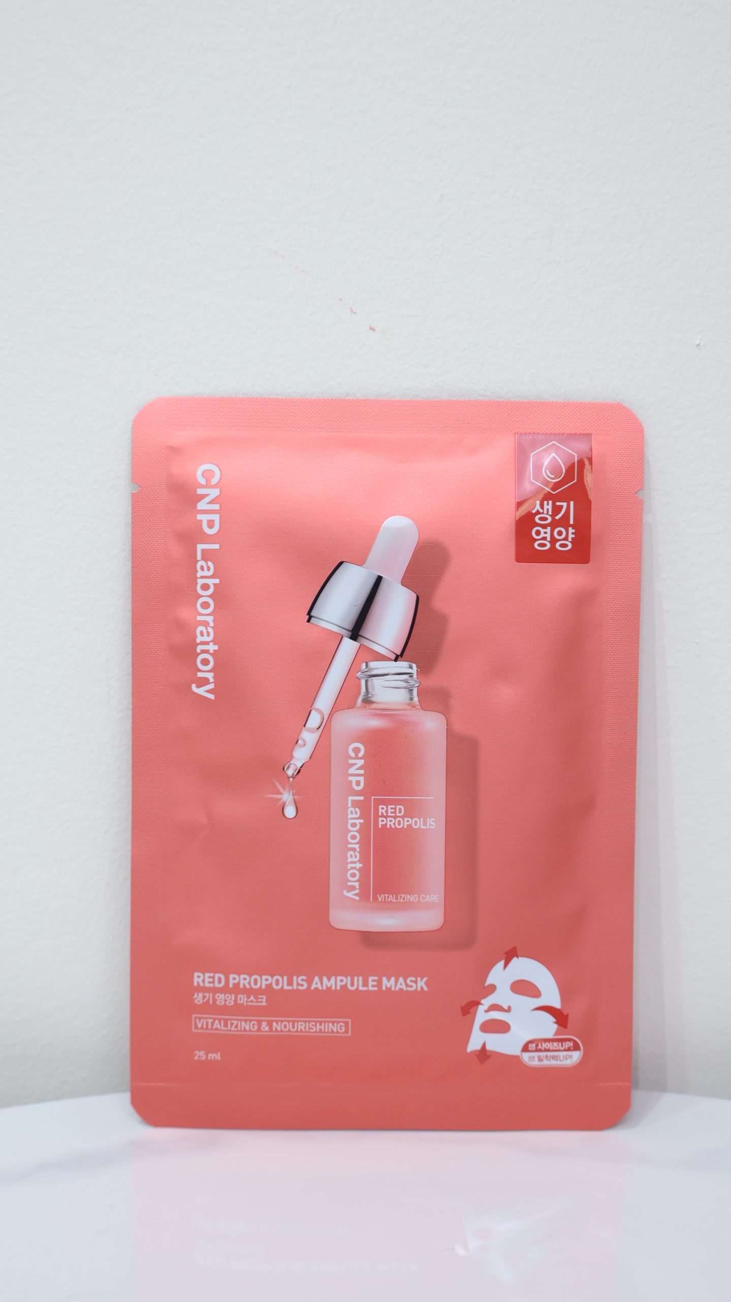 Mặt nạ tinh chất keo ong đỏ CNP Laboratory Red Propolis Ampule Mask