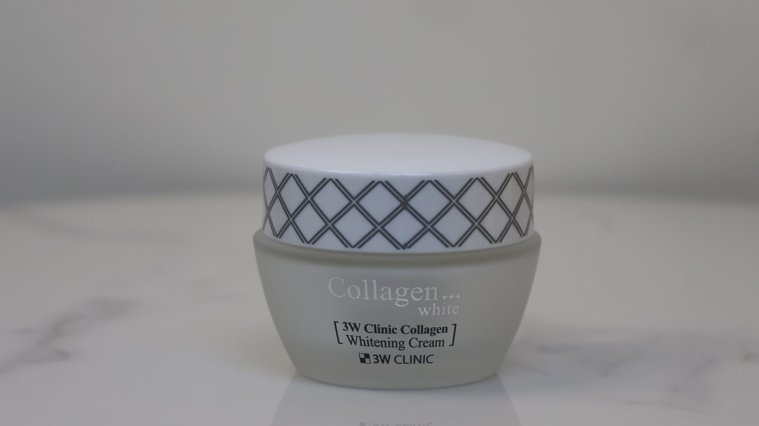 Kem Dưỡng Trắng Da Collagen 3W Clinic Collagen Whitening Cream Sản phẩm là dòng kem dưỡng da đa năng đến từ thương hiệu 3W Clinic (Hàn Quốc), kết hợp hai tác động chính là dưỡng trắng và ngăn ngừa lão hóa. Với công thức giàu collagen, sản phẩm giúp cải thiện tông màu da đồng thời duy trì độ đàn hồi, mang lại vẻ ngoài tươi trẻ và rạng rỡ.