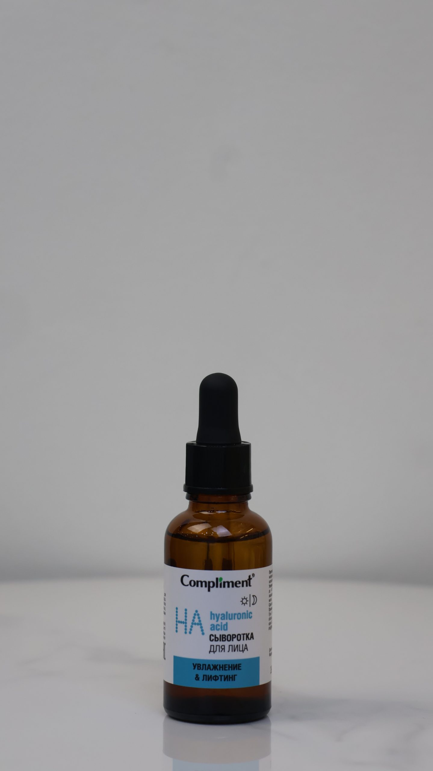 Tinh Chất Cấp Ẩm Và Nâng Cơ Compliment Hyaluronic Acid Serum (HA) Compliment Hyaluronic Acid là dòng tinh chất chuyên sâu giúp cấp ẩm đa tầng và cải thiện độ đàn hồi cho làn da. Sản phẩm được thiết kế với công thức mỏng nhẹ, thấm nhanh, giúp phục hồi vẻ căng mọng và ngăn ngừa các dấu hiệu lão hóa sớm.