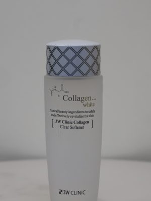 Nước hoa hồng dưỡng trắng da 3W Clinic Collagen Clear Softener (150ml) Mô tả 3W Clinic Collagen Clear Softener là nước cân bằng da (toner) cao cấp đến từ Hàn Quốc, kết hợp giữa khả năng làm sạch sâu và dưỡng trắng. Sản phẩm giúp loại bỏ bụi bẩn còn sót lại, đồng thời cung cấp Collagen và các dưỡng chất thiết yếu để tái tạo làn da, mang lại vẻ tươi trẻ và mịn màng. Miêu tả Sản phẩm được đựng trong chai nhựa cao cấp dạng mờ (frosted), dáng cao, thuôn gọn về phía đáy, tạo cảm giác thanh lịch và chắc chắn khi cầm. Nắp chai là dạng nắp vặn màu trắng, được trang trí bởi các đường kẻ kim cương màu bạc đan xen sang trọng. Thân chai in thông tin sản phẩm bằng chữ đen và vàng kim nổi bật, kèm theo biểu tượng cấu trúc hóa học của Collagen. Dung dịch bên trong dạng lỏng, trong suốt, có hương thơm nhẹ nhàng đặc trưng của mỹ phẩm Hàn Quốc. Công dụng Cân bằng độ pH tức thì cho da sau bước rửa mặt, giúp các bước dưỡng da tiếp theo thẩm thấu tốt hơn. Cung cấp Collagen giúp tăng cường độ đàn hồi, làm săn chắc da và ngăn ngừa các dấu hiệu lão hóa sớm. Dưỡng trắng và làm đều màu da, hỗ trợ làm mờ các vết thâm nám, tàn nhang. Làm sạch sâu các bã nhờn và bụi bẩn còn sót lại trong lỗ chân lông, giúp da thông thoáng và se khít lỗ chân lông. Tính năng Công nghệ Collagen thủy phân: Giúp phân tử Collagen nhỏ hơn, dễ dàng thấm sâu vào lớp biểu bì để nuôi dưỡng da. Thành phần dưỡng trắng an toàn: Kết hợp các nguyên liệu từ thiên nhiên giúp làm sáng da một cách bền vững mà không gây bào mòn da. Khả năng cấp ẩm vượt trội: Duy trì màng ẩm tự nhiên, ngăn ngừa tình trạng da khô căng sau khi rửa mặt. Cách sử dụng Bước 1: Rửa mặt sạch bằng sữa rửa mặt và thấm khô da bằng khăn mềm. Bước 2: Lấy một lượng nước hoa hồng vừa đủ thấm vào bông tẩy trang hoặc đổ trực tiếp ra lòng bàn tay. Bước 3: Thoa đều khắp mặt và vùng cổ, vỗ nhẹ nhàng để dưỡng chất thấm sâu vào da. Bước 4: Tiếp tục các bước dưỡng da tiếp theo (Serum, sữa dưỡng hoặc kem dưỡng). Sử dụng đều đặn 2 lần mỗi ngày (sáng và tối). Thành phần (Thông tin tham khảo từ chuyên gia): Nước tinh khiết, Collagen thủy phân (Hydrolyzed Collagen), Niacinamide (Vitamin B3 giúp dưỡng trắng), Glycerin (cấp ẩm), Sodium Hyaluronate, chiết xuất thực vật tự nhiên (như cam thảo, trà xanh), Ethanol, và các thành phần tá dược khác giúp ổn định sản phẩm. Hạn sử dụng Thông thường sản phẩm có hạn sử dụng là 3 năm kể từ ngày sản xuất và 12 tháng kể từ ngày mở nắp. Ngày sản xuất và hạn sử dụng thường được in phun trực tiếp dưới đáy chai hoặc trên vỏ hộp giấy đi kèm. Lưu ý về sản phẩm Tránh để sản phẩm tiếp xúc trực tiếp với mắt. Nếu dính vào mắt, hãy rửa ngay bằng nước sạch. Ngưng sử dụng và tham khảo ý kiến bác sĩ nếu xuất hiện các dấu hiệu kích ứng như đỏ, ngứa hoặc nổi mẩn. Bảo quản nơi khô ráo, thoáng mát, tránh ánh nắng trực tiếp và nhiệt độ cao. Đậy nắp kín sau khi sử dụng. Để xa tầm tay trẻ em. Chú thích Sản phẩm đặc biệt phù hợp với những làn da đang bắt đầu bước vào giai đoạn lão hóa (sau 25 tuổi), da xỉn màu hoặc da thiếu độ ẩm. Để đạt hiệu quả tối ưu, chuyên gia khuyên bạn nên sử dụng trọn bộ sản phẩm Collagen của 3W Clinic bao gồm: Nước hoa hồng - Sữa dưỡng - Kem dưỡng.