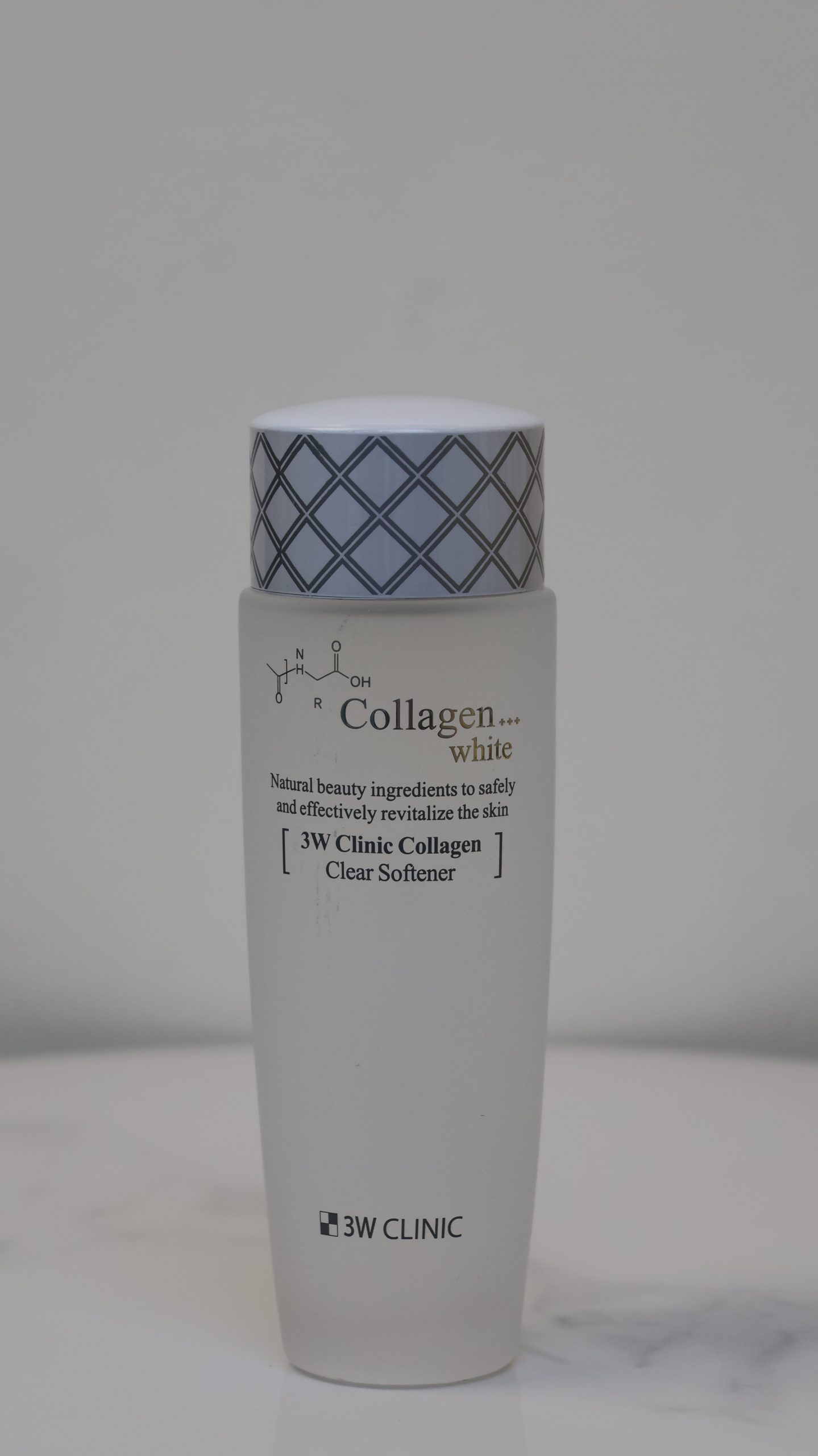 Nước hoa hồng dưỡng trắng da 3W Clinic Collagen Clear Softener (150ml) Nước hoa hồng dưỡng trắng da 3W Clinic Collagen Clear Softener (150ml) Mô tả 3W Clinic Collagen Clear Softener là nước cân bằng da (toner) cao cấp đến từ Hàn Quốc, kết hợp giữa khả năng làm sạch sâu và dưỡng trắng. Sản phẩm giúp loại bỏ bụi bẩn còn sót lại, đồng thời cung cấp Collagen và các dưỡng chất thiết yếu để tái tạo làn da, mang lại vẻ tươi trẻ và mịn màng. Miêu tả Sản phẩm được đựng trong chai nhựa cao cấp dạng mờ (frosted), dáng cao, thuôn gọn về phía đáy, tạo cảm giác thanh lịch và chắc chắn khi cầm. Nắp chai là dạng nắp vặn màu trắng, được trang trí bởi các đường kẻ kim cương màu bạc đan xen sang trọng. Thân chai in thông tin sản phẩm bằng chữ đen và vàng kim nổi bật, kèm theo biểu tượng cấu trúc hóa học của Collagen. Dung dịch bên trong dạng lỏng, trong suốt, có hương thơm nhẹ nhàng đặc trưng của mỹ phẩm Hàn Quốc. Công dụng Cân bằng độ pH tức thì cho da sau bước rửa mặt, giúp các bước dưỡng da tiếp theo thẩm thấu tốt hơn. Cung cấp Collagen giúp tăng cường độ đàn hồi, làm săn chắc da và ngăn ngừa các dấu hiệu lão hóa sớm. Dưỡng trắng và làm đều màu da, hỗ trợ làm mờ các vết thâm nám, tàn nhang. Làm sạch sâu các bã nhờn và bụi bẩn còn sót lại trong lỗ chân lông, giúp da thông thoáng và se khít lỗ chân lông. Tính năng Công nghệ Collagen thủy phân: Giúp phân tử Collagen nhỏ hơn, dễ dàng thấm sâu vào lớp biểu bì để nuôi dưỡng da. Thành phần dưỡng trắng an toàn: Kết hợp các nguyên liệu từ thiên nhiên giúp làm sáng da một cách bền vững mà không gây bào mòn da. Khả năng cấp ẩm vượt trội: Duy trì màng ẩm tự nhiên, ngăn ngừa tình trạng da khô căng sau khi rửa mặt. Cách sử dụng Bước 1: Rửa mặt sạch bằng sữa rửa mặt và thấm khô da bằng khăn mềm. Bước 2: Lấy một lượng nước hoa hồng vừa đủ thấm vào bông tẩy trang hoặc đổ trực tiếp ra lòng bàn tay. Bước 3: Thoa đều khắp mặt và vùng cổ, vỗ nhẹ nhàng để dưỡng chất thấm sâu vào da. Bước 4: Tiếp tục các bước dưỡng da tiếp theo (Serum, sữa dưỡng hoặc kem dưỡng). Sử dụng đều đặn 2 lần mỗi ngày (sáng và tối). Thành phần (Thông tin tham khảo từ chuyên gia): Nước tinh khiết, Collagen thủy phân (Hydrolyzed Collagen), Niacinamide (Vitamin B3 giúp dưỡng trắng), Glycerin (cấp ẩm), Sodium Hyaluronate, chiết xuất thực vật tự nhiên (như cam thảo, trà xanh), Ethanol, và các thành phần tá dược khác giúp ổn định sản phẩm. Hạn sử dụng Thông thường sản phẩm có hạn sử dụng là 3 năm kể từ ngày sản xuất và 12 tháng kể từ ngày mở nắp. Ngày sản xuất và hạn sử dụng thường được in phun trực tiếp dưới đáy chai hoặc trên vỏ hộp giấy đi kèm. Lưu ý về sản phẩm Tránh để sản phẩm tiếp xúc trực tiếp với mắt. Nếu dính vào mắt, hãy rửa ngay bằng nước sạch. Ngưng sử dụng và tham khảo ý kiến bác sĩ nếu xuất hiện các dấu hiệu kích ứng như đỏ, ngứa hoặc nổi mẩn. Bảo quản nơi khô ráo, thoáng mát, tránh ánh nắng trực tiếp và nhiệt độ cao. Đậy nắp kín sau khi sử dụng. Để xa tầm tay trẻ em. Chú thích Sản phẩm đặc biệt phù hợp với những làn da đang bắt đầu bước vào giai đoạn lão hóa (sau 25 tuổi), da xỉn màu hoặc da thiếu độ ẩm. Để đạt hiệu quả tối ưu, chuyên gia khuyên bạn nên sử dụng trọn bộ sản phẩm Collagen của 3W Clinic bao gồm: Nước hoa hồng - Sữa dưỡng - Kem dưỡng.