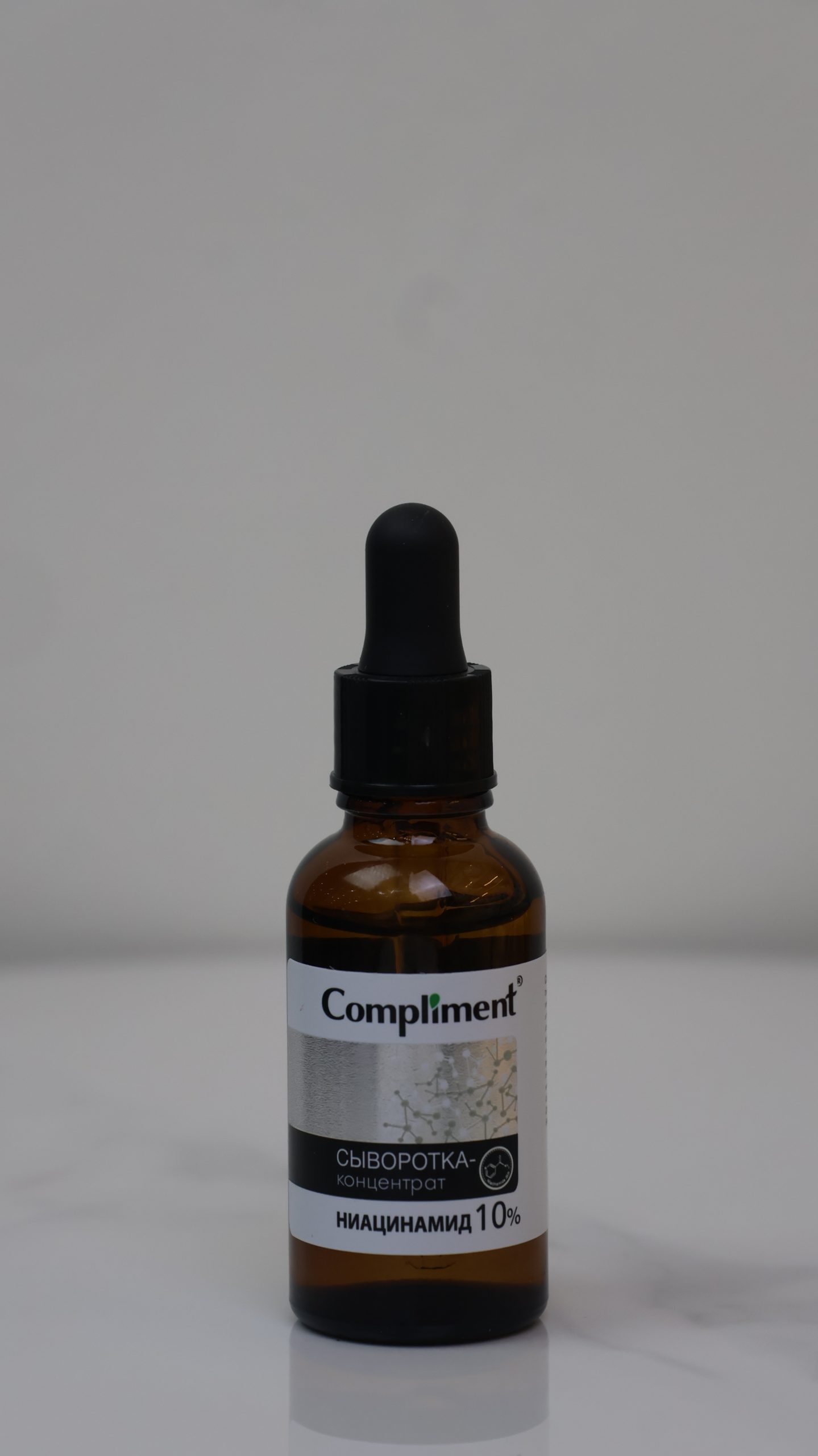 Tinh Chất Compliment Serum-Concentrate Niacinamide 10% Đây là dòng tinh chất cô đặc chuyên biệt chứa nồng độ cao Niacinamide (Vitamin B3) giúp giải quyết các vấn đề về lỗ chân lông và sắc tố. Sản phẩm đến từ thương hiệu Compliment – một thương hiệu dược mỹ phẩm nổi tiếng của Nga với các dòng sản phẩm tập trung vào hoạt chất điều trị hiệu quả.