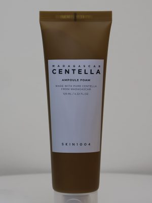 Sữa rửa mặt SKIN1004 Madagascar Centella Ampoule Foam là dòng sản phẩm làm sạch dịu nhẹ với chiết xuất đậm đặc từ rau má Madagascar. Sản phẩm giúp loại bỏ bụi bẩn và bã nhờn sâu trong lỗ chân lông đồng thời làm dịu da, đặc biệt phù hợp cho làn da nhạy cảm và da mụn.