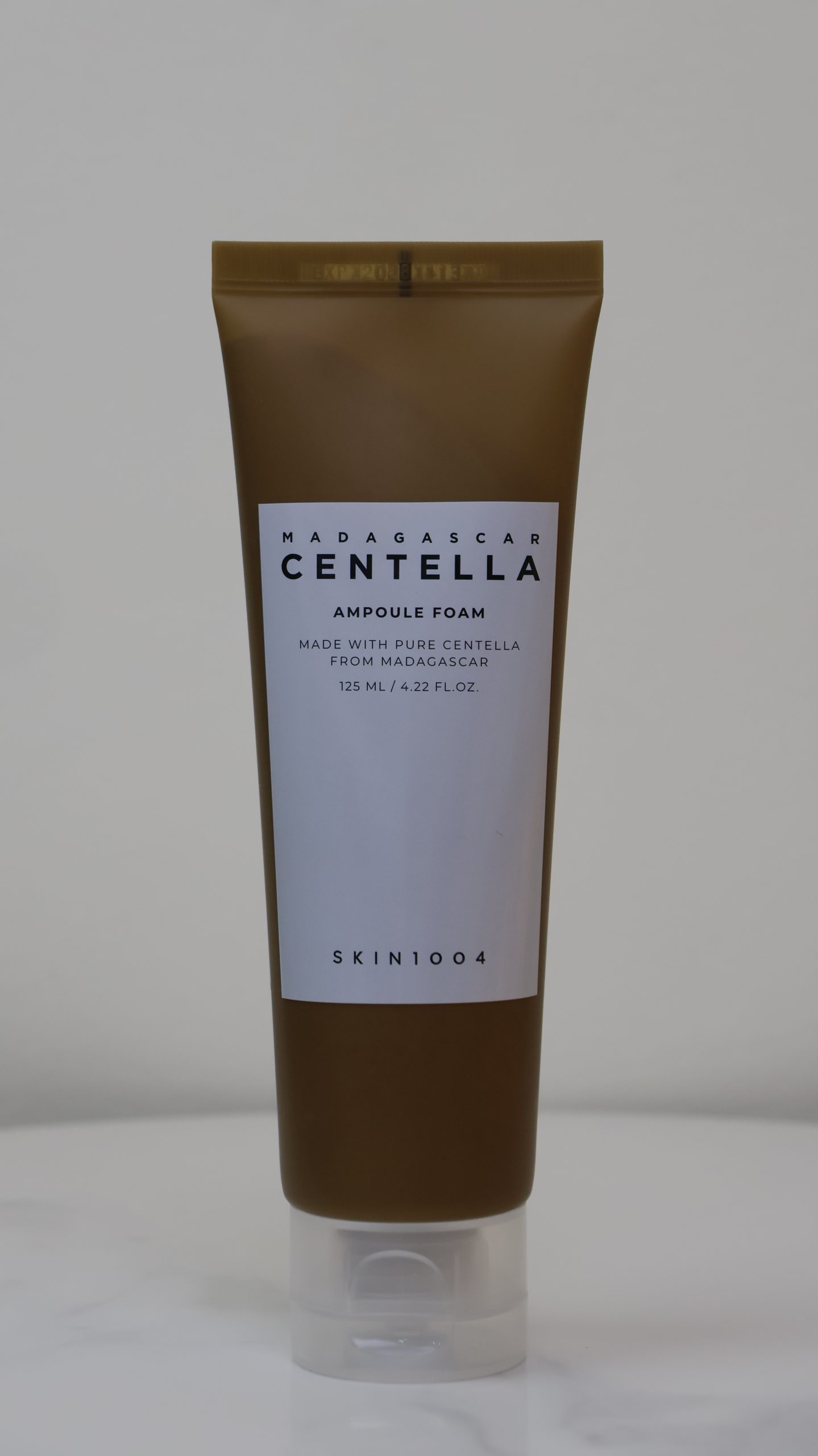 Sữa Rửa Mặt Tạo Bọt Chiết Xuất Rau Má SKIN1004 Madagascar Centella Ampoule Foam (125ml) Sữa rửa mặt SKIN1004 Madagascar Centella Ampoule Foam là dòng sản phẩm làm sạch dịu nhẹ với chiết xuất đậm đặc từ rau má Madagascar. Sản phẩm giúp loại bỏ bụi bẩn và bã nhờn sâu trong lỗ chân lông đồng thời làm dịu da, đặc biệt phù hợp cho làn da nhạy cảm và da mụn.