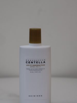 Đây là dòng kem chống nắng vật lý chiết xuất từ rau má nổi tiếng của thương hiệu Skin1004 đến từ Hàn Quốc. Sản phẩm được thiết kế chuyên biệt để vừa bảo vệ da tối ưu trước tác hại của tia UV, vừa hỗ trợ làm dịu và phục hồi làn da nhạy cảm.