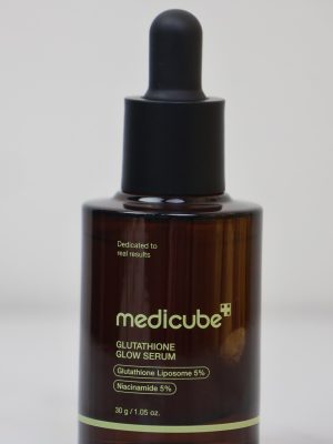 Medicube Glutathione Glow Serum là dòng tinh chất dưỡng trắng chuyên sâu giúp cải thiện tình trạng da xỉn màu và thiếu sức sống. Với sự kết hợp mạnh mẽ giữa Glutathione và Niacinamide, sản phẩm mang lại hiệu ứng da căng bóng (glow) tức thì và làm mờ các vết thâm nám hiệu quả.