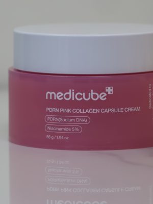 Medicube PDRN Pink Collagen Capsule Cream là dòng kem dưỡng cao cấp kết hợp giữa công nghệ hạt nang collagen và tinh chất PDRN giúp phục hồi da chuyên sâu. Sản phẩm tập trung vào việc cải thiện độ đàn hồi, làm sáng da và cung cấp độ ẩm tức thì cho làn da đang gặp dấu hiệu lão hóa.