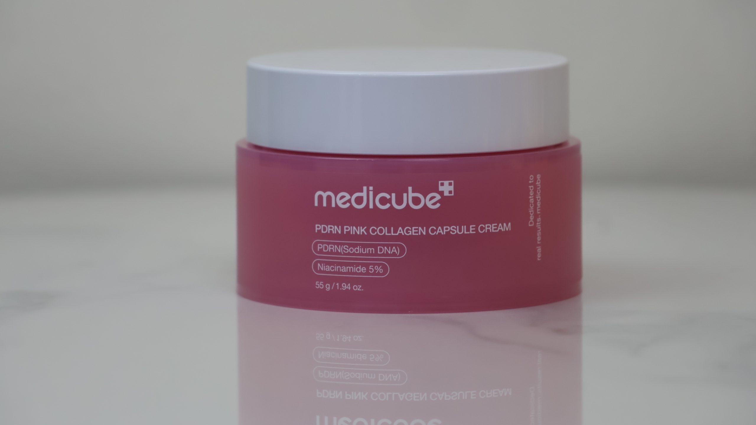 Medicube PDRN Pink Collagen Capsule Cream là dòng kem dưỡng cao cấp kết hợp giữa công nghệ hạt nang collagen và tinh chất PDRN giúp phục hồi da chuyên sâu. Sản phẩm tập trung vào việc cải thiện độ đàn hồi, làm sáng da và cung cấp độ ẩm tức thì cho làn da đang gặp dấu hiệu lão hóa.