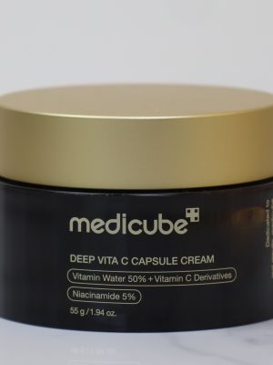 Medicube Deep Vita C Capsule Cream là dòng kem dưỡng cao cấp chuyên biệt dành cho làn da xỉn màu và có vấn đề về sắc tố. Sản phẩm kết hợp sức mạnh của Vitamin C tinh khiết trong các viên nang và Niacinamide nồng độ cao để mang lại hiệu quả làm sáng da vượt trội chỉ sau một thời gian ngắn sử dụng.