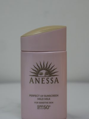 Sữa chống nắng Anessa Perfect UV Sunscreen Mild Milk là dòng sản phẩm chống nắng vật lý lai hóa học được thiết kế chuyên biệt cho làn da nhạy cảm và trẻ em. Sản phẩm kết hợp khả năng bảo vệ da tối ưu dưới ánh nắng mặt trời với công thức dịu nhẹ, giúp nuôi dưỡng và bảo vệ hàng rào độ ẩm của da.