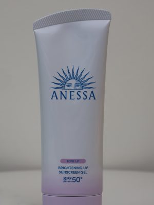 Đây là dòng kem chống nắng dạng gel chuyên biệt của thương hiệu Anessa, kết hợp giữa khả năng bảo vệ da tối ưu và hiệu quả dưỡng sáng da. Sản phẩm giúp bảo vệ da trước tác hại của tia UV và bụi mịn, đồng thời hiệu chỉnh tông da tức thì cho vẻ ngoài rạng rỡ.