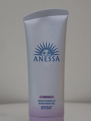 Đây là dòng kem chống nắng dạng gel chuyên biệt của thương hiệu Anessa, kết hợp giữa khả năng bảo vệ da tối ưu và hiệu quả dưỡng sáng da. Sản phẩm giúp bảo vệ da trước tác hại của tia UV và bụi mịn, đồng thời hiệu chỉnh tông da tức thì cho vẻ ngoài rạng rỡ.