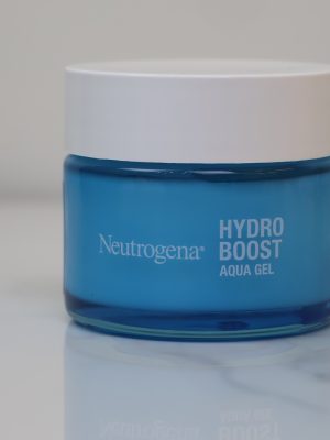 Neutrogena Hydro Boost Aqua Gel là dòng kem dưỡng ẩm chuyên sâu dạng gel đặc trưng của thương hiệu Neutrogena, được thiết kế để cung cấp độ ẩm tức thì và duy trì làn da ngậm nước suốt cả ngày. Với kết cấu mỏng nhẹ, sản phẩm thẩm thấu cực nhanh vào da, mang lại cảm giác tươi mát mà không gây nhờn rít. Đây là giải pháp lý tưởng cho những làn da thiếu nước, đặc biệt là da dầu và da hỗn hợp.