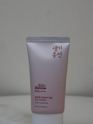 Đây là dòng kem chống nắng đa năng vừa có khả năng bảo vệ da mạnh mẽ trước tia UV, vừa đóng vai trò như một lớp kem lót trang điểm. Sản phẩm giúp hiệu chỉnh tông màu da, mang lại vẻ ngoài trắng hồng tự nhiên và tràn đầy sức sống ngay sau khi sử dụng.