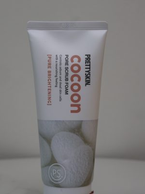 PrettySkin Cocoon Pore Scrub Foam là sản phẩm làm sạch đa năng kết hợp giữa sữa rửa mặt và tẩy tế bào chết vật lý. Sản phẩm giúp loại bỏ hoàn toàn bụi bặm, bã nhờn và lớp tế bào sừng già cỗi, mang lại làn da thông thoáng và trắng sáng mịn màng.