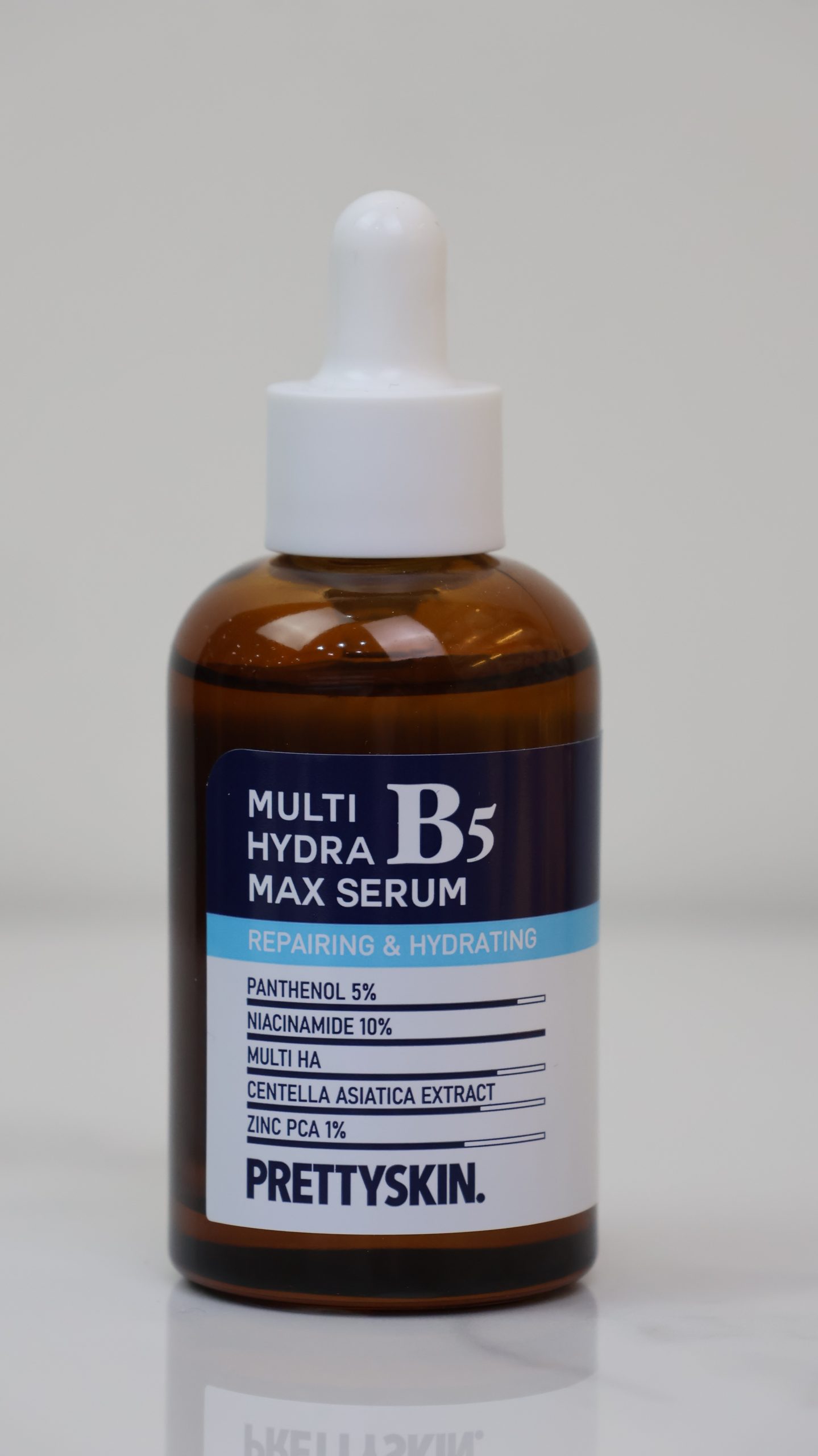 Prettyskin Multi Hydra B5 Max Serum là giải pháp dưỡng da chuyên sâu được thiết kế để phục hồi và cấp ẩm mạnh mẽ cho làn da. Với sự kết hợp của các hoạt chất nồng độ cao, sản phẩm giúp làm dịu tức thì các kích ứng và củng cố hàng rào bảo vệ da vững chắc.
