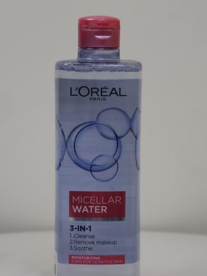 L'Oréal Paris Micellar Water 3-In-1 Moisturizing là giải pháp làm sạch đa năng tích hợp ba công dụng trong một sản phẩm: tẩy trang, làm sạch và làm dịu da. Với công thức dịu nhẹ không chứa cồn, sản phẩm giúp loại bỏ bụi bẩn và lớp trang điểm mà vẫn duy trì độ ẩm tự nhiên cho làn da.