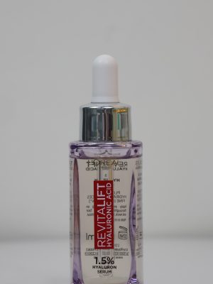 Đây là dòng tinh chất dưỡng da chuyên sâu chứa nồng độ Hyaluronic Acid (HA) tối ưu 1.5%, giúp cấp ẩm tức thì và làm căng mướt da. Sản phẩm là giải pháp hiệu quả cho làn da đang gặp tình trạng thiếu nước, xỉn màu và xuất hiện các nếp nhăn li ti.