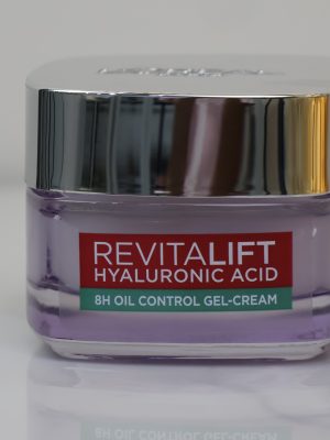 L'Oréal Paris Revitalift Hyaluronic Acid Line Filling Water Cream là dòng kem dưỡng ẩm đột phá với kết cấu mỏng nhẹ, giúp cấp nước tức thì và làm đầy các nếp nhăn li ti trên da. Sản phẩm được thiết kế đặc biệt để mang lại làn da căng mọng, mịn màng và tràn đầy sức sống chỉ sau thời gian ngắn sử dụng.