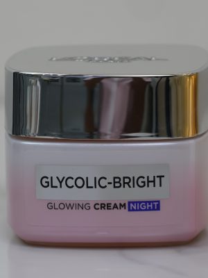 Sản phẩm là kem dưỡng trắng da ban đêm thuộc dòng Glycolic-Bright cao cấp của thương hiệu L'Oréal Paris. Kem tập trung vào việc hỗ trợ tái tạo da, làm mờ các vết thâm nám và nuôi dưỡng làn da sáng rạng rỡ ngay trong giấc ngủ.