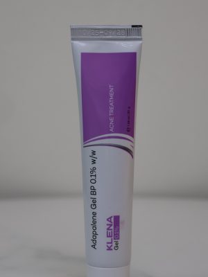 Klena Gel 0.1% là thuốc điều trị mụn trứng cá dạng gel bôi ngoài da chuyên biệt dành cho tình trạng mụn từ nhẹ đến trung bình. Sản phẩm chứa hoạt chất Adapalene giúp làm thông thoáng lỗ chân lông, giảm viêm và ngăn ngừa sự hình thành của các nhân mụn mới.