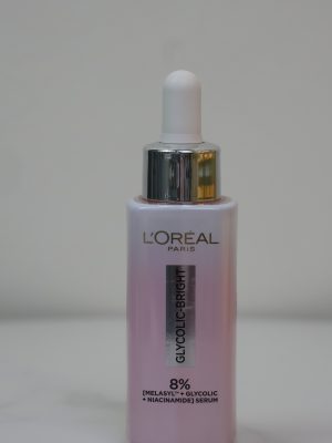 Đây là dòng tinh chất dưỡng sáng chuyên sâu thế hệ mới từ L'Oréal Paris, được thiết kế để giải quyết các vấn đề về thâm nám và da không đều màu. Sản phẩm kết hợp đột phá giữa hoạt chất độc quyền Melasyl™ cùng các thành phần dưỡng trắng kinh điển để mang lại hiệu quả tái tạo làn da rạng rỡ.