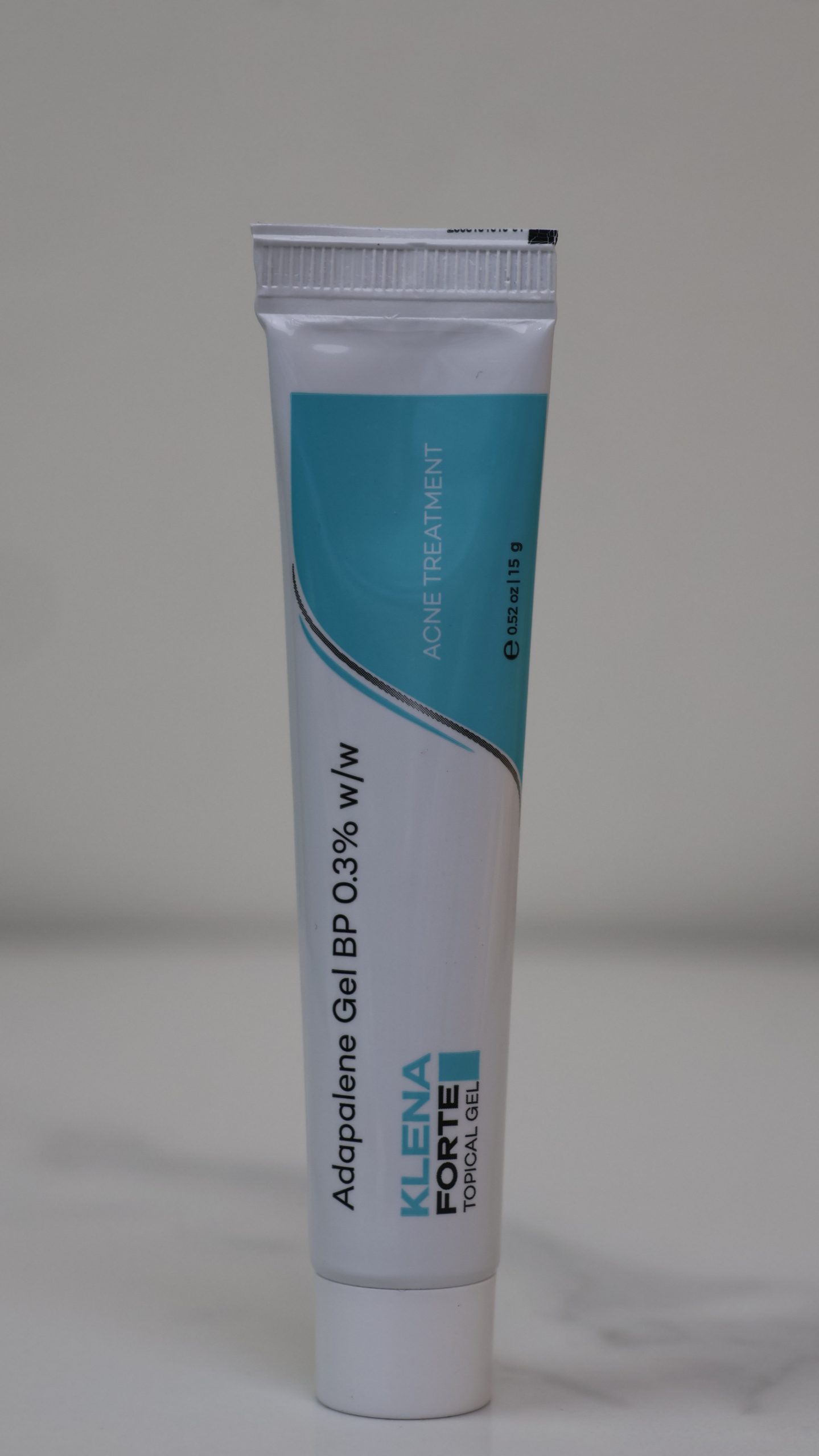 Klena Forte là dược mỹ phẩm dạng gel bôi ngoài da chuyên biệt dùng trong điều trị mụn trứng cá. Với hoạt chất chính là Adapalene nồng độ cao, sản phẩm giúp loại bỏ nhân mụn và ngăn ngừa các tổn thương do mụn gây ra một cách hiệu quả.