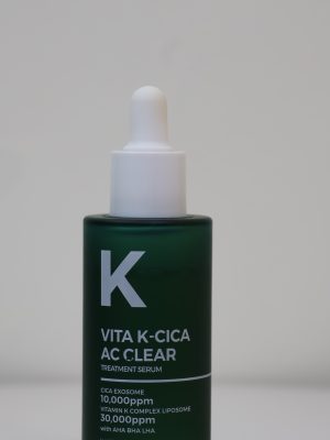 Đây là dòng tinh chất chuyên biệt dành cho da mụn và da nhạy cảm đến từ thương hiệu PrettySkin Hàn Quốc. Sản phẩm kết hợp sức mạnh phục hồi của rau má và Vitamin K giúp làm dịu da tức thì, giảm đỏ và hỗ trợ điều trị các khuyết điểm trên da một cách hiệu quả.