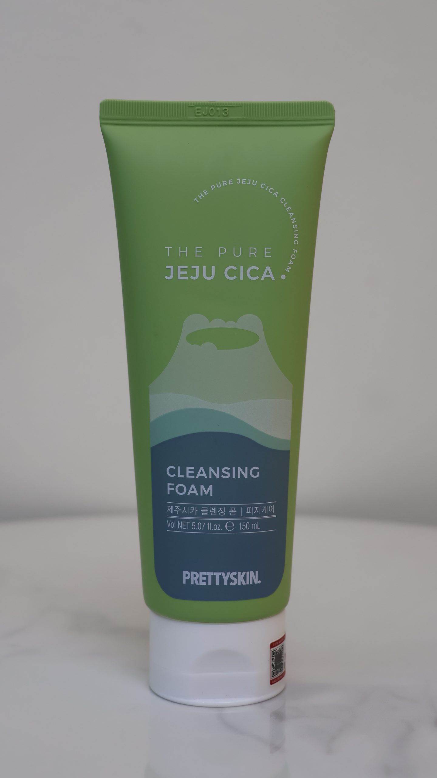 Sữa Rửa Mặt Chiết Xuất Rau Má Prettyskin The Pure Jeju Cica Cleansing Foam (150ml) Đây là dòng sữa rửa mặt làm sạch sâu và dịu nhẹ đến từ thương hiệu Prettyskin Hàn Quốc, sử dụng nguồn nguyên liệu thiên nhiên từ đảo Jeju. Sản phẩm được thiết kế đặc biệt để hỗ trợ làm dịu làn da nhạy cảm, loại bỏ bã nhờn và bụi bẩn hiệu quả mà vẫn giữ được độ ẩm tự nhiên.