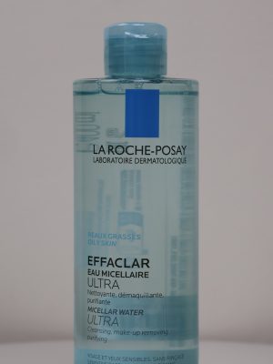 Đây là sản phẩm làm sạch chuyên sâu dành riêng cho làn da dầu và nhạy cảm, giúp loại bỏ hiệu quả lớp trang điểm, bụi bẩn và bã nhờn dư thừa. Với công thức dịu nhẹ và công nghệ cải tiến, sản phẩm mang lại cảm giác sạch thoáng, tươi mát mà không gây khô căng hay kích ứng cho da.