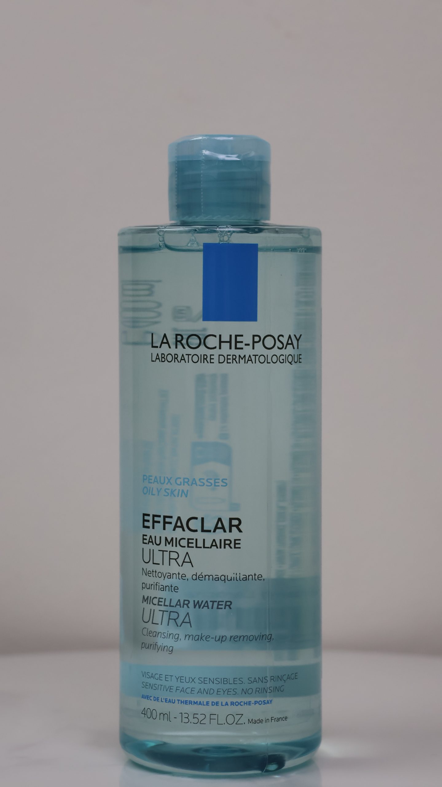 Đây là sản phẩm làm sạch chuyên sâu dành riêng cho làn da dầu và nhạy cảm, giúp loại bỏ hiệu quả lớp trang điểm, bụi bẩn và bã nhờn dư thừa. Với công thức dịu nhẹ và công nghệ cải tiến, sản phẩm mang lại cảm giác sạch thoáng, tươi mát mà không gây khô căng hay kích ứng cho da.