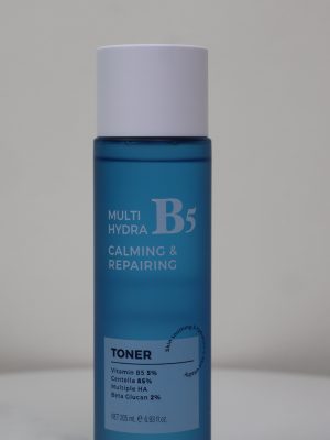 Prettyskin Multi Hydra B5 Calming & Repairing Toner là dòng nước hoa hồng chuyên biệt giúp làm dịu và phục hồi làn da đang bị tổn thương hoặc kích ứng. Với sự kết hợp nồng độ cao giữa Vitamin B5 và chiết xuất Rau má, sản phẩm mang lại khả năng cấp ẩm tức thì và củng cố hàng rào bảo vệ da khỏe mạnh.