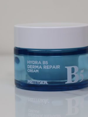 PrettySkin Hydra B5 Derma Repair Cream là dòng kem dưỡng chuyên biệt được thiết kế để làm dịu và phục hồi làn da đang bị tổn thương hoặc nhạy cảm. Sản phẩm kết hợp các hoạt chất mạnh mẽ giúp củng cố hàng rào bảo vệ da và duy trì độ ẩm tự nhiên suốt ngày dài.