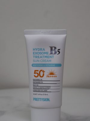 Pretty Skin Hydra Exosome Treatment Sun Cream B5 là dòng kem chống nắng phục hồi cao cấp, kết hợp khả năng bảo vệ da phổ rộng với các dưỡng chất nuôi dưỡng chuyên sâu. Sản phẩm được thiết kế đặc biệt để hỗ trợ làm dịu, phục hồi và dưỡng sáng cho mọi loại da, đặc biệt là da đang trong quá trình điều trị (treatment) hoặc da nhạy cảm.