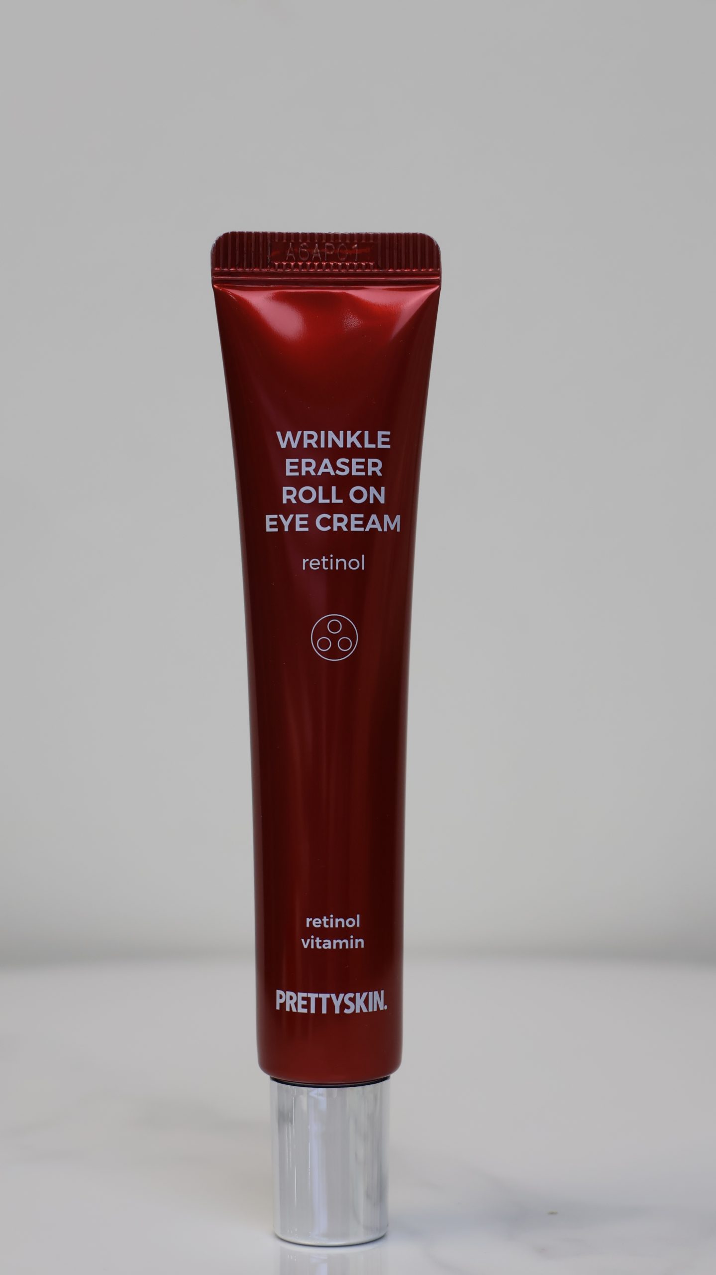 Kem dưỡng mắt giảm nếp nhăn Prettyskin Wrinkle Eraser Roll On Eye Cream Retinol Đây là sản phẩm dưỡng da vùng mắt chuyên sâu đến từ thương hiệu Prettyskin, được thiết kế đặc biệt để nhắm vào các dấu hiệu lão hóa như nếp nhăn và quầng thâm. Sự kết hợp giữa Retinol và các loại Vitamin cùng thiết kế đầu lăn massage thông minh giúp mang lại vẻ tươi trẻ và đầy sức sống cho đôi mắt.