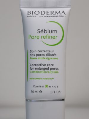 Bioderma Sébium Pore Refiner là sản phẩm chăm sóc da chuyên sâu được thiết kế dành riêng cho da dầu và da hỗn hợp gặp vấn đề về lỗ chân lông to. Sản phẩm giúp cải thiện bề mặt da, mang lại hiệu ứng mịn màng tức thì và kiểm soát dầu thừa hiệu quả suốt cả ngày.
