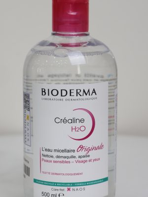 Đây là dòng nước tẩy trang ứng dụng công nghệ micellar đầu tiên trên thế giới, được thiết kế chuyên biệt để làm sạch và làm dịu làn da nhạy cảm. Sản phẩm giúp loại bỏ hiệu quả lớp trang điểm, bụi bẩn và các hạt ô nhiễm mà vẫn duy trì được độ cân bằng tự nhiên của hàng rào bảo vệ da.