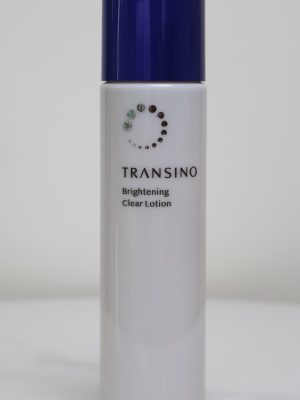 Transino Brightening Clear Lotion là dòng nước hoa hồng cao cấp nằm trong bộ sản phẩm dưỡng trắng, trị nám chuyên sâu của thương hiệu Transino Nhật Bản. Sản phẩm đóng vai trò là bước đệm quan trọng giúp làm sạch sâu, cân bằng độ pH và chuẩn bị cho da hấp thụ tối ưu các dưỡng chất ở các bước chăm sóc tiếp theo.