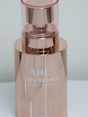 AHC Aura Secret Tone Up Cream là dòng sản phẩm dưỡng da cao cấp kết hợp trang điểm nhẹ nhàng, mang lại hiệu ứng làn da trắng hồng rạng rỡ ngay tức thì. Sản phẩm cung cấp độ ẩm sâu, giúp da mịn màng và căng bóng tự nhiên suốt cả ngày dài.