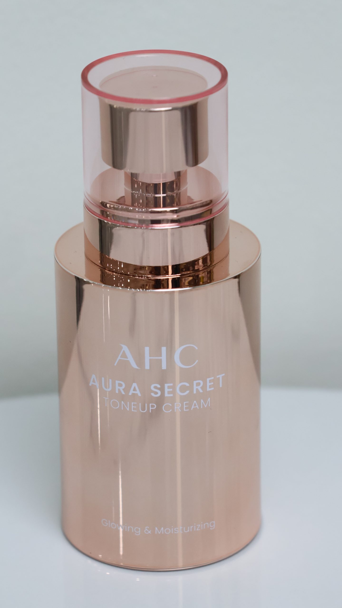 AHC Aura Secret Tone Up Cream là dòng sản phẩm dưỡng da cao cấp kết hợp trang điểm nhẹ nhàng, mang lại hiệu ứng làn da trắng hồng rạng rỡ ngay tức thì. Sản phẩm cung cấp độ ẩm sâu, giúp da mịn màng và căng bóng tự nhiên suốt cả ngày dài.