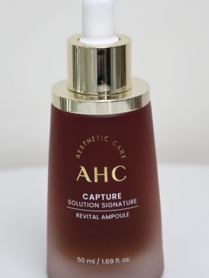 AHC Capture Solution Signature Revital Ampoule là dòng tinh chất chuyên sâu giúp phục hồi và tái tạo làn da đến từ thương hiệu mỹ phẩm cao cấp AHC của Hàn Quốc. Sản phẩm được thiết kế đặc biệt để cải thiện độ đàn hồi, ngăn ngừa các dấu hiệu lão hóa và mang lại vẻ rạng rỡ cho làn da mệt mỏi.