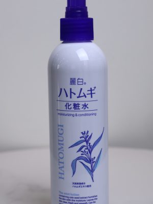 Đây là sản phẩm nước cân bằng da (toner) dạng xịt phun sương tiện lợi, chứa chiết xuất từ hạt ý dĩ tự nhiên. Sản phẩm giúp cung cấp độ ẩm tức thì, làm dịu da và duy trì trạng thái tươi tắn cho làn da suốt cả ngày dài.